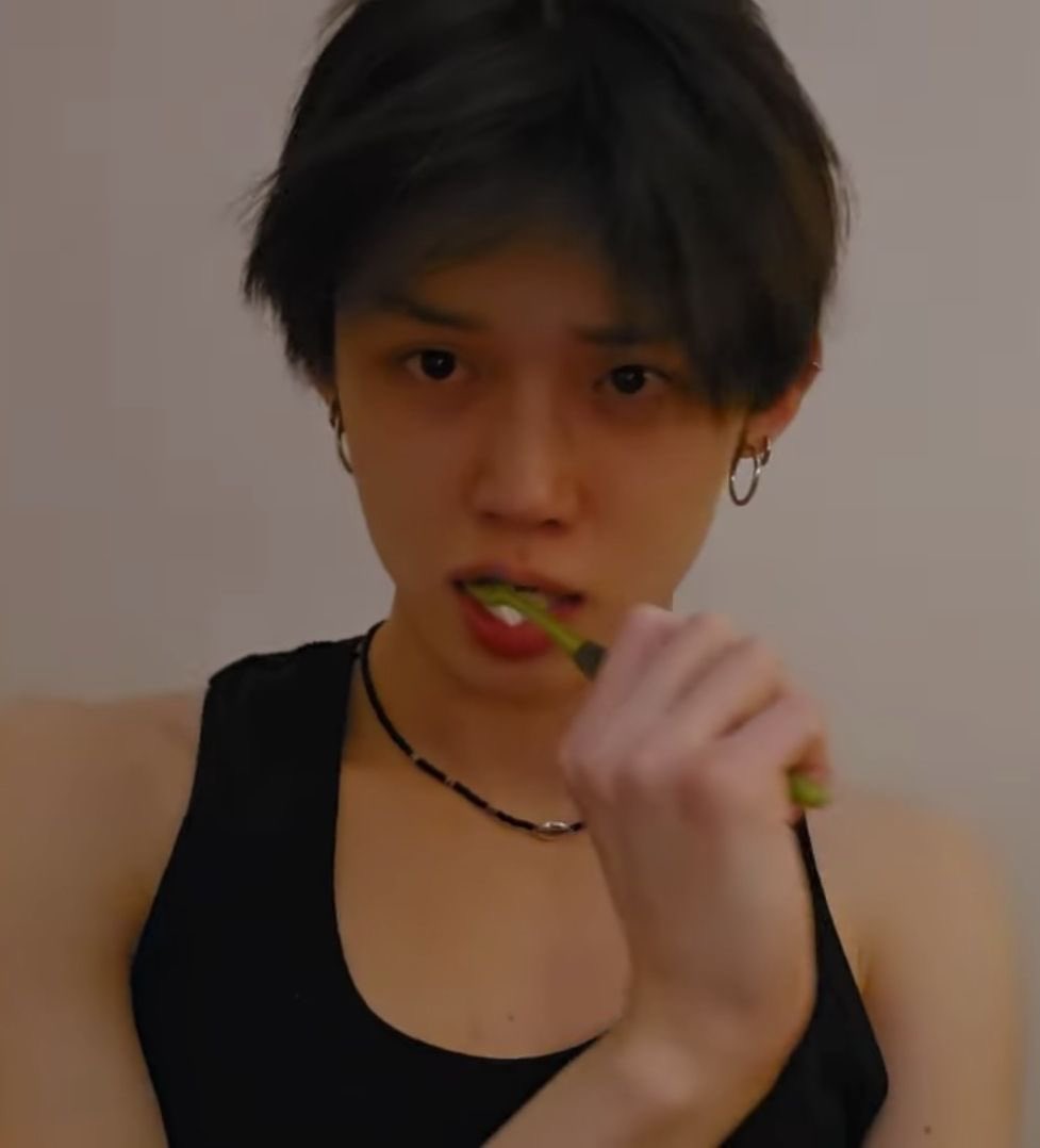 hyuofblue's tweet photo. bitch called me ugly i said bitch where she said under all that makeup i said BITCH WHERE https://t.co/dT266VItpW