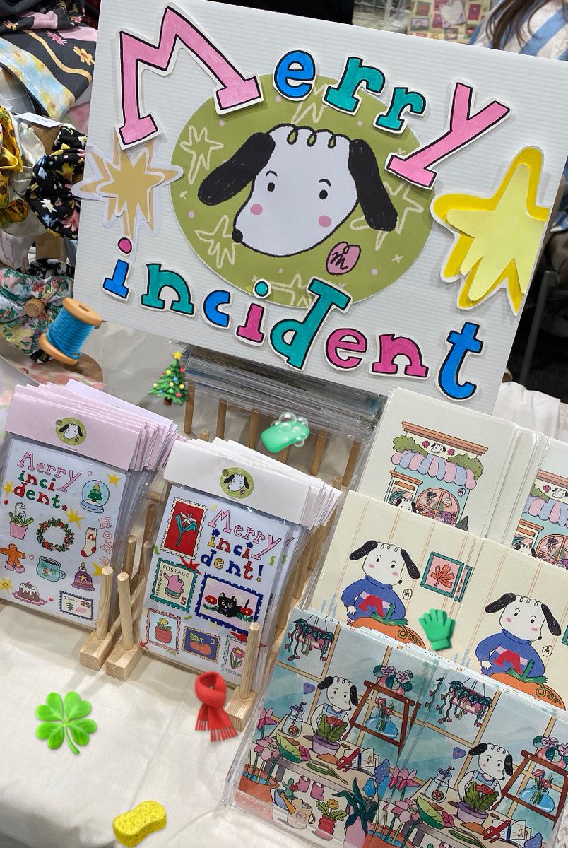 Merry Merry มาแล้วค่าาา 🧣✨🍀
ซ่อนตัวอยู่ท่ามกลางร้านดอกไม้น่ารักๆ 
C05-C07  ค้าบ #YOLOARTFEST2024