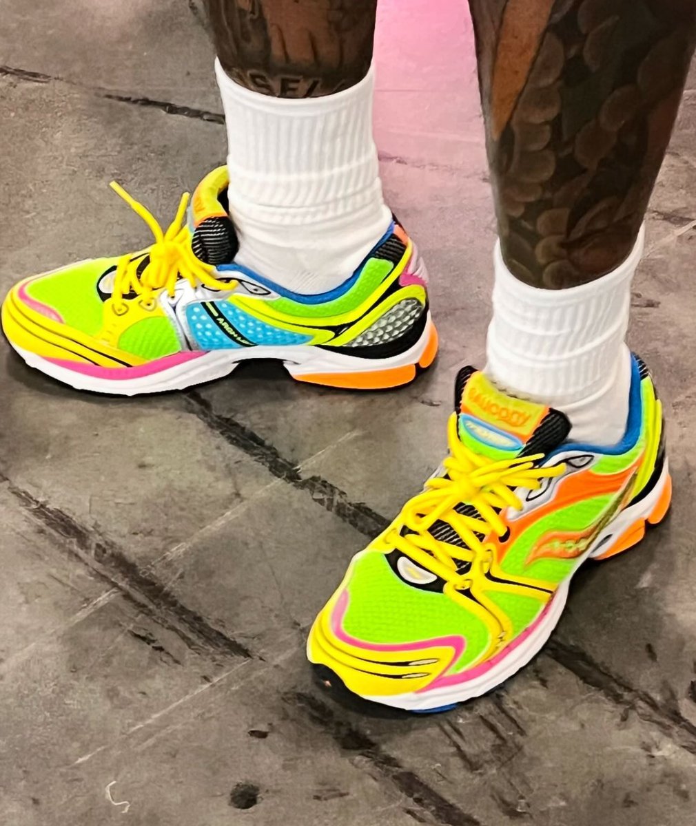 JustFreshKicks's tweet photo. The Westside Gunn x Saucony collab glows in the dark 🔦😱 https://t.co/7NGnGUDr9Q