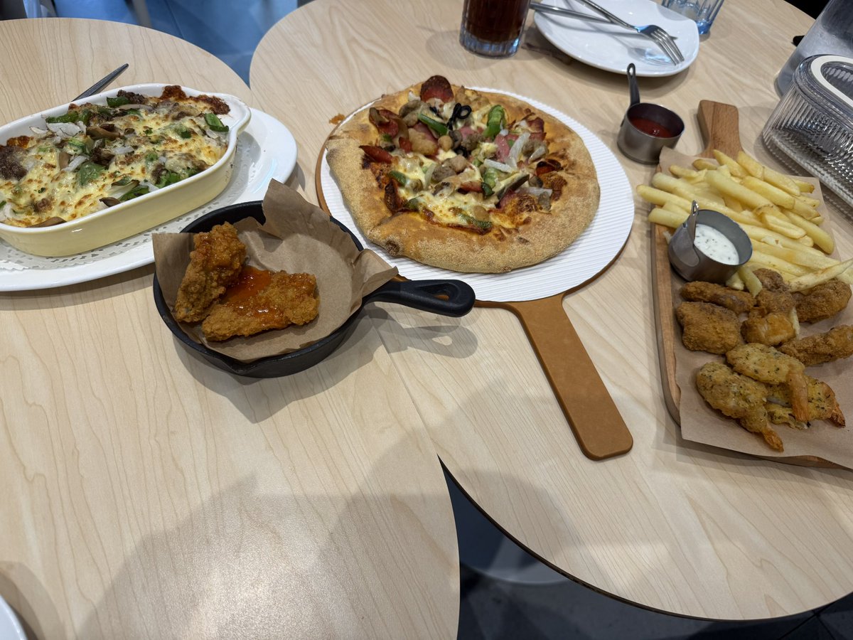 DreamingLri's tweet photo. 中午吃必胜客🍕🍕🍕 https://t.co/MlD4qwsa4U