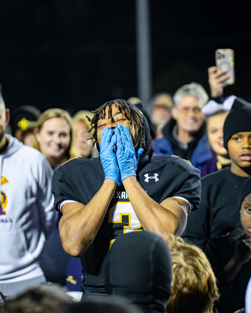 ash_trojanFB's tweet photo. Cheers, fireworks, and a night to remember! 🎉🎇
#RoadToTheDome | #TrojandomiNATION https://t.co/KhFimnnKNh