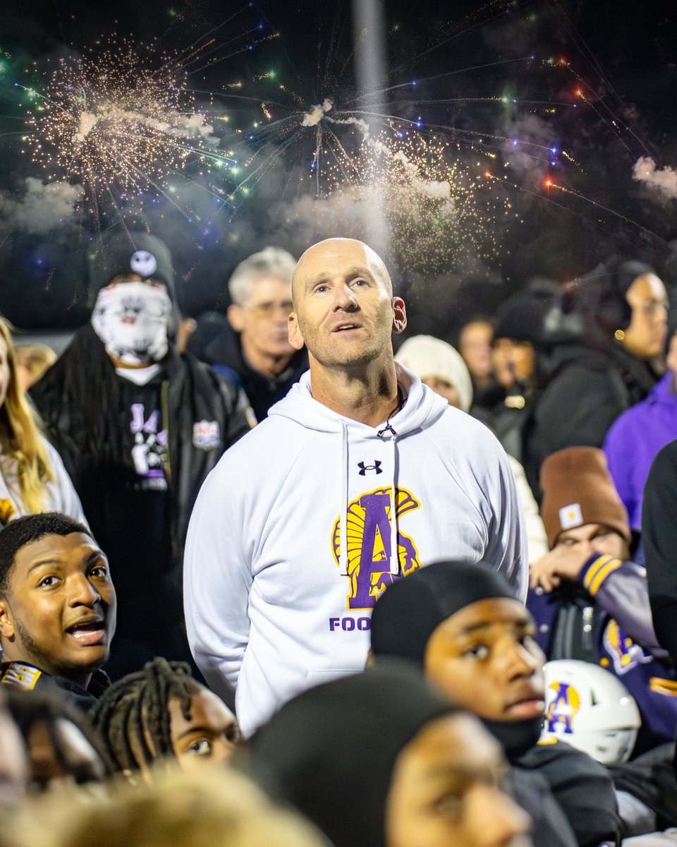 ash_trojanFB's tweet photo. Cheers, fireworks, and a night to remember! 🎉🎇
#RoadToTheDome | #TrojandomiNATION https://t.co/KhFimnnKNh