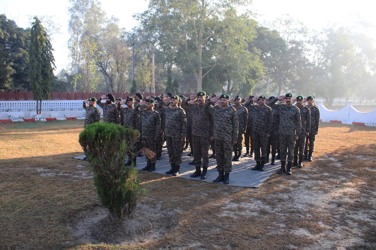 VajraCorps_IA's tweet photo. #IndianArmy
#LifeFullofPride

#GoldenArrowDivision conducted a solemn wreath laying ceremony at #SehjraWarMemorial to commemorate the 53rd #ShejraDay.
It is on this day in 1971 that, the unwavering valour & sacrifice of the valiant soldiers, enabled the capture of the strategic Sehjra Bulge.The legacy of the #Bravehearts will forever inspire us.

@adgpi
@pro_defence 
@westerncomd_IA