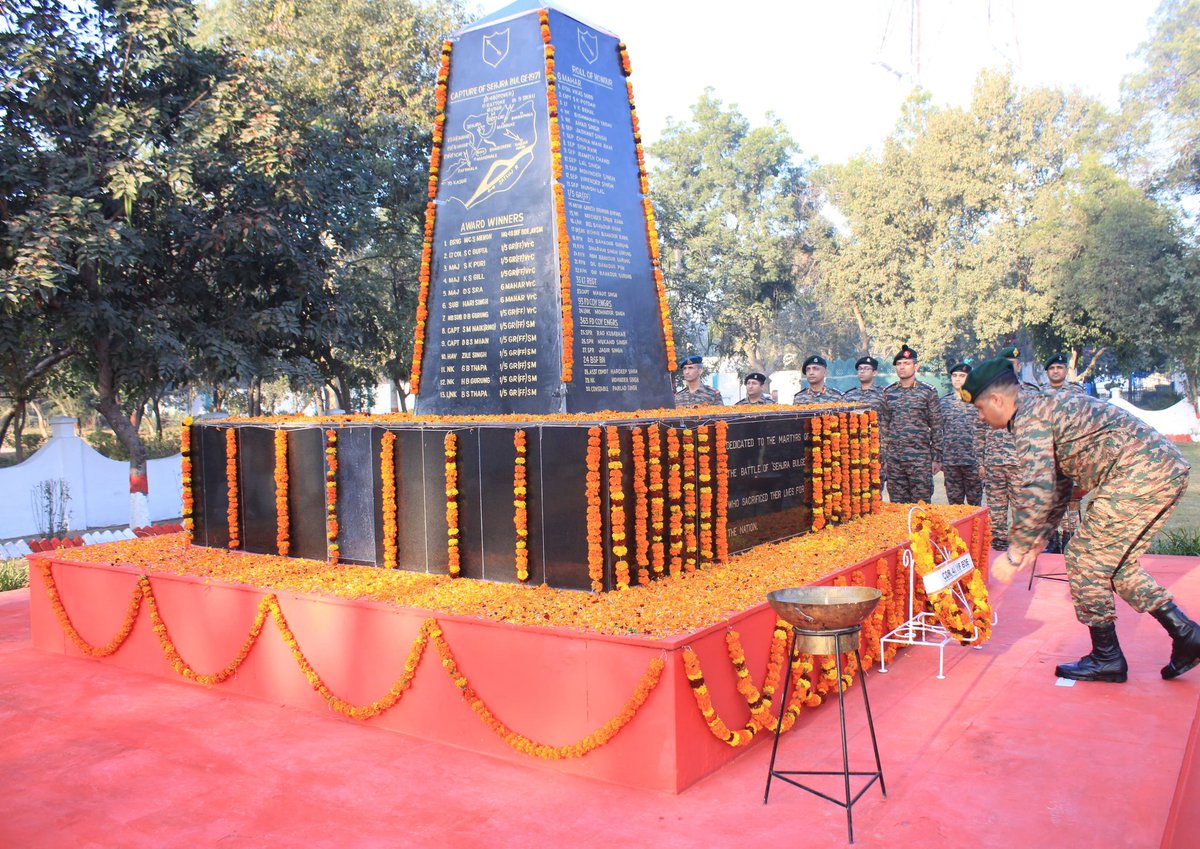 VajraCorps_IA's tweet photo. #IndianArmy
#LifeFullofPride

#GoldenArrowDivision conducted a solemn wreath laying ceremony at #SehjraWarMemorial to commemorate the 53rd #ShejraDay.
It is on this day in 1971 that, the unwavering valour & sacrifice of the valiant soldiers, enabled the capture of the strategic Sehjra Bulge.The legacy of the #Bravehearts will forever inspire us.

@adgpi
@pro_defence 
@westerncomd_IA