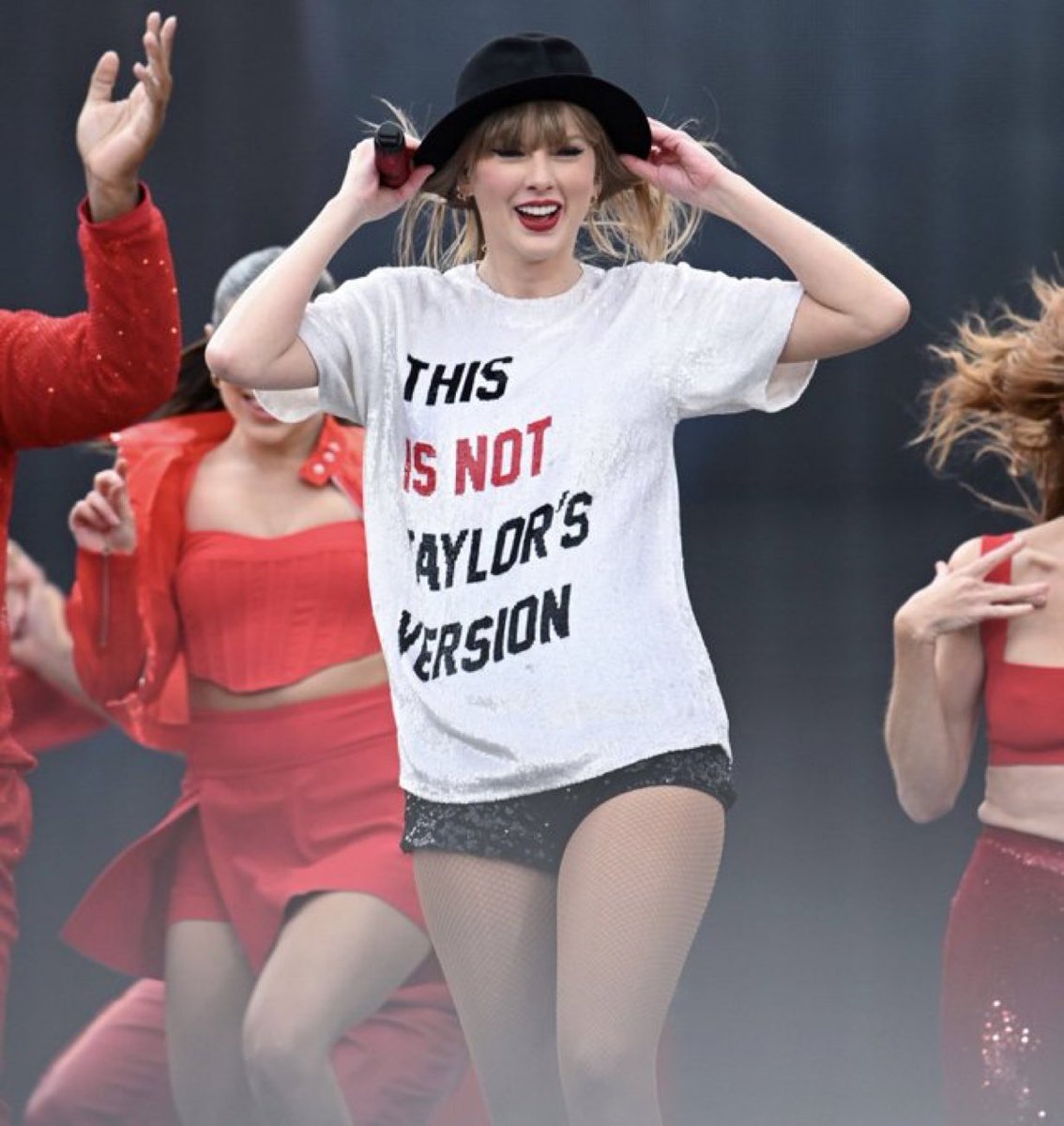 indiadigitaldr's tweet photo. Taylor Swift rocked the iconic ‘22’ shirt for the Red era at today’s show of The Eras Tour! 🔴✨
#VancouverTSTheErasTour #TaylorSwift #RedEra #22 #Swifties #TSTheErasTour https://t.co/UO3O3470XS