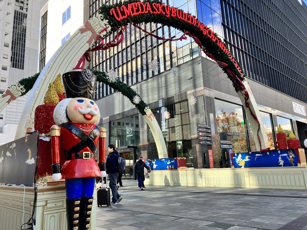 tkngk2's tweet photo. クリスマスマーケットのハシゴで、スカイビルに。20年前くらいからやってるのでは？懐かしい😊
食事以外も雑貨とかも多くて、ハッピーバイブスに溢れてた。 https://t.co/UNLoflQlHk
