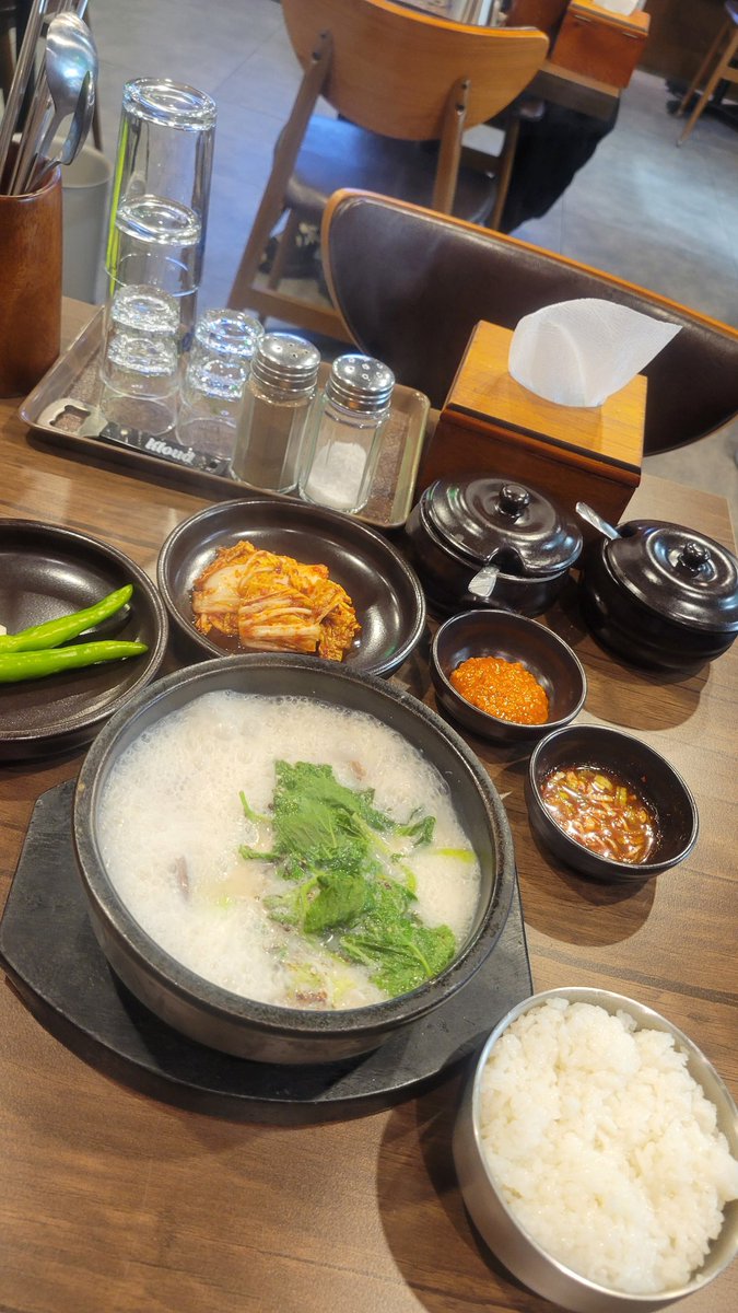 ルナちゃんオススメ순대국のお店行ってきた！！！
ルナちゃんこんなちいさなお店で食べたの😂😂😂
居合わせた人羨ましいレベルでお店ちっさかった笑
でもむっちゃくちゃ美味しかった👍💗

<a href="/official__luna/">루나(LUNA)</a> 
루나언니 추천 순대국맛집🫶
너무 맛있었어용💗💗