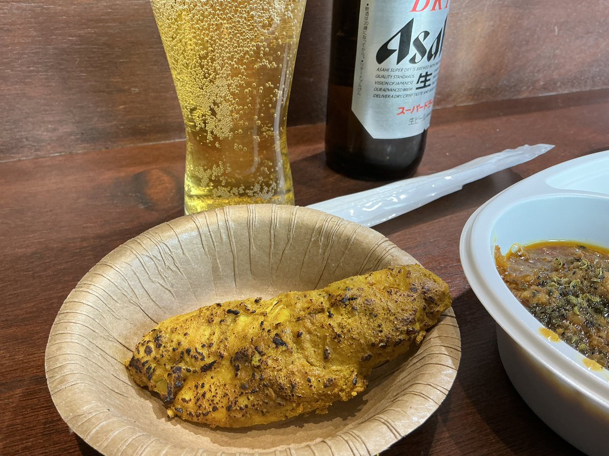 uzumaki_makio's tweet photo. 映画を観た帰りにカレー。
今日は弁当形式とのこと。
#GreenBrown
#タンドリーチキン
#ビール https://t.co/lgixRUbrpi