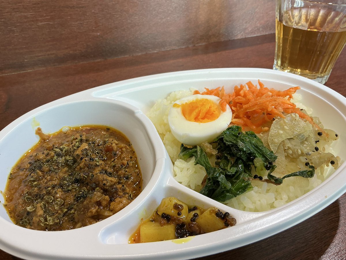 uzumaki_makio's tweet photo. 映画を観た帰りにカレー。
今日は弁当形式とのこと。
#GreenBrown
#タンドリーチキン
#ビール https://t.co/lgixRUbrpi