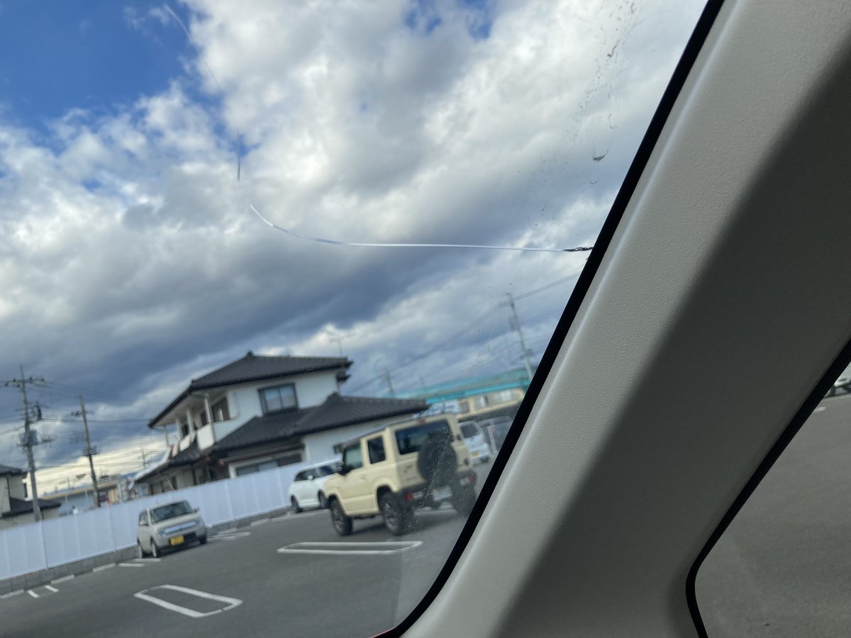 asumi_ka's tweet photo. 気付いたらフロントガラスに傷がついていたんだけど何故…泣 https://t.co/FFDlQ2D1WC