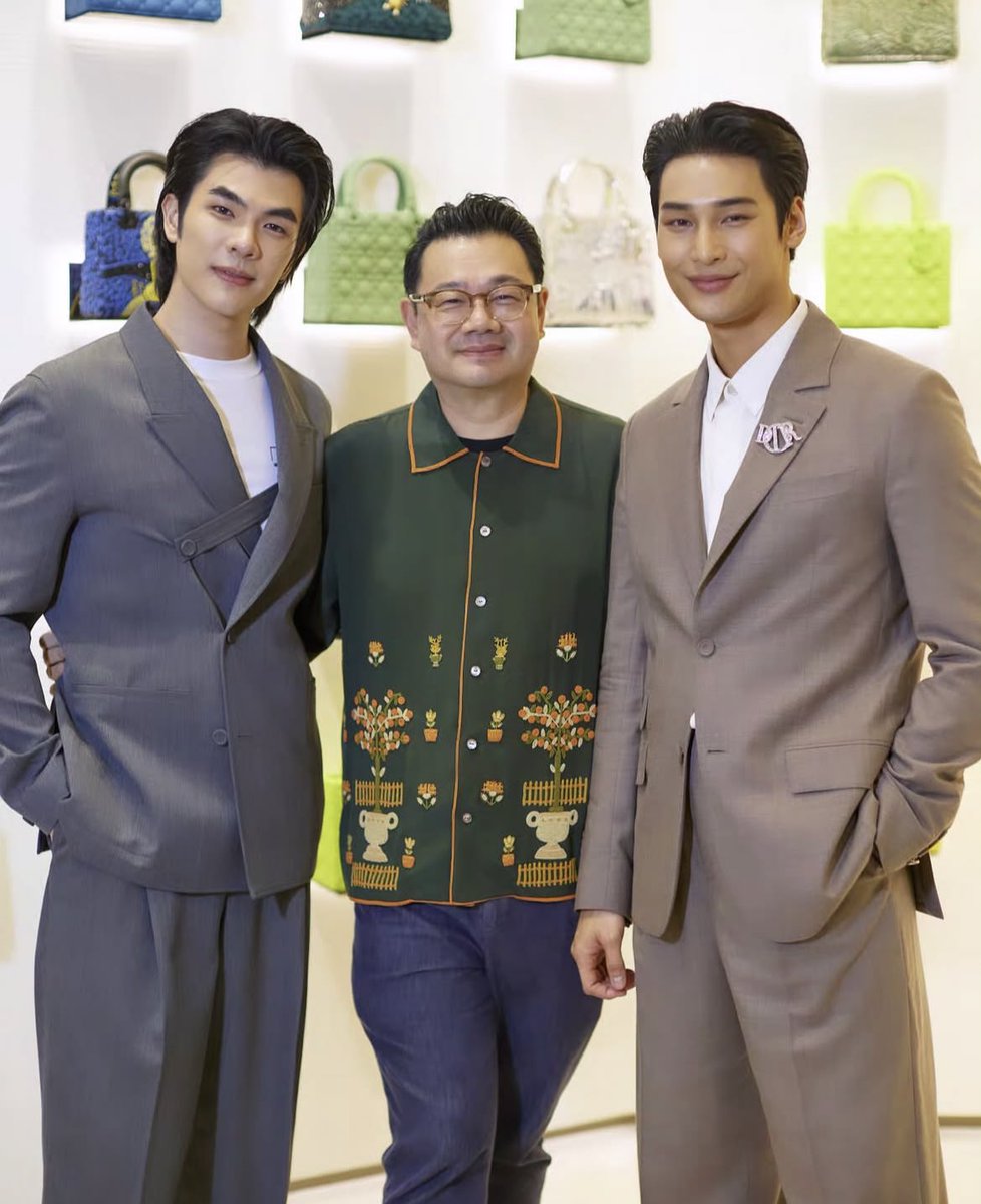 EspressoMileApo's tweet photo. มายอาโป กับ คุณฟอร์ด กุลวิทย์ บรรณาธิการบริหาร Vogue Thailand น่ารักที่สุดกับหัวเรือใหญ่ผู้เป็นซัพพอร์ตเตอร์คนสำคัญของมายอาโป

#DIOREventinBKKxMileApo
@milephakphum @Nnattawin1 
#MilePhakphum #ApoNattawin https://t.co/oRzpGrezRq
