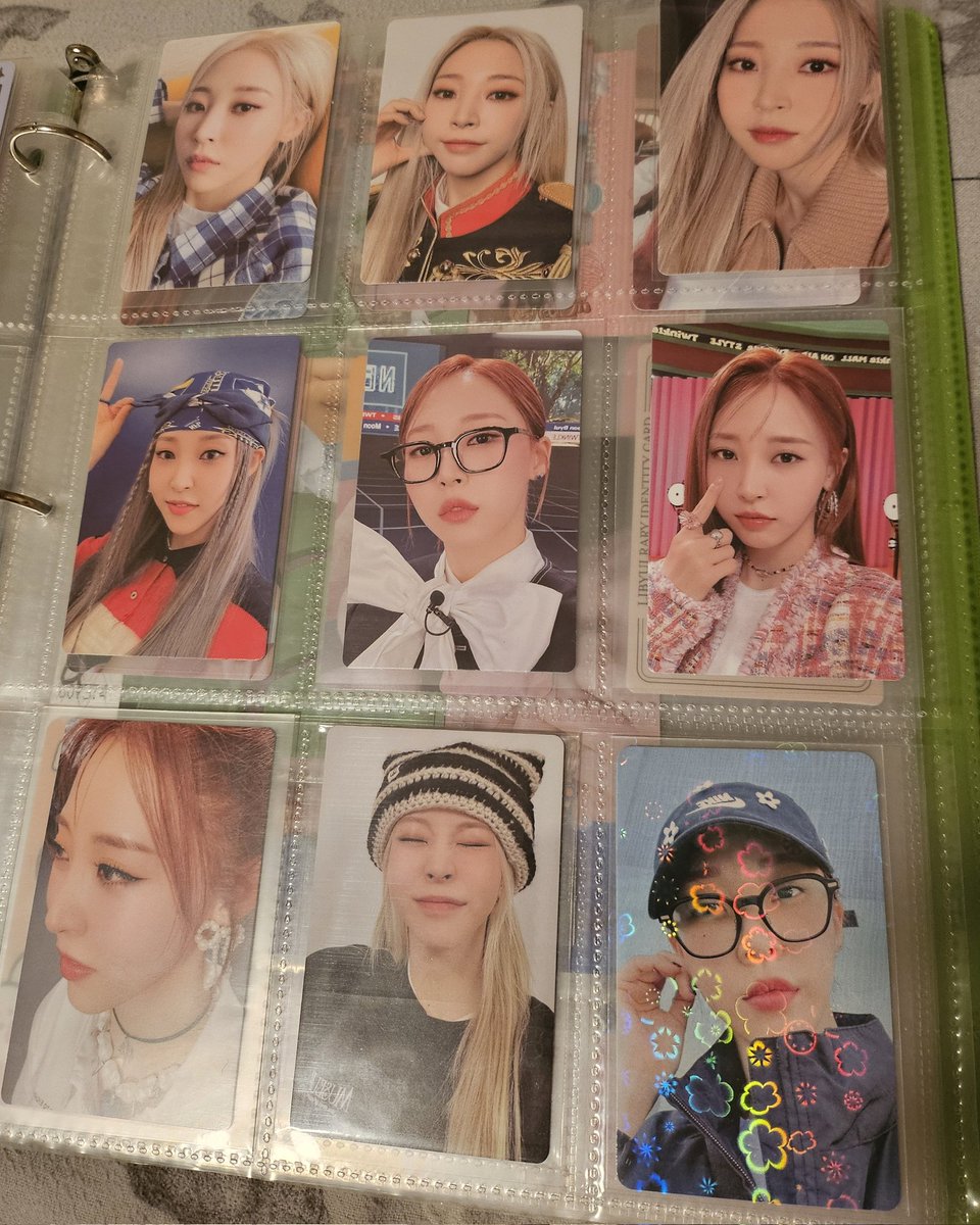 phantomace180's tweet photo. Nothing like some late night photocard organizing to offset the stress of finales week. 

#문별 #마마무 #MoonByul https://t.co/Smshsay6yi