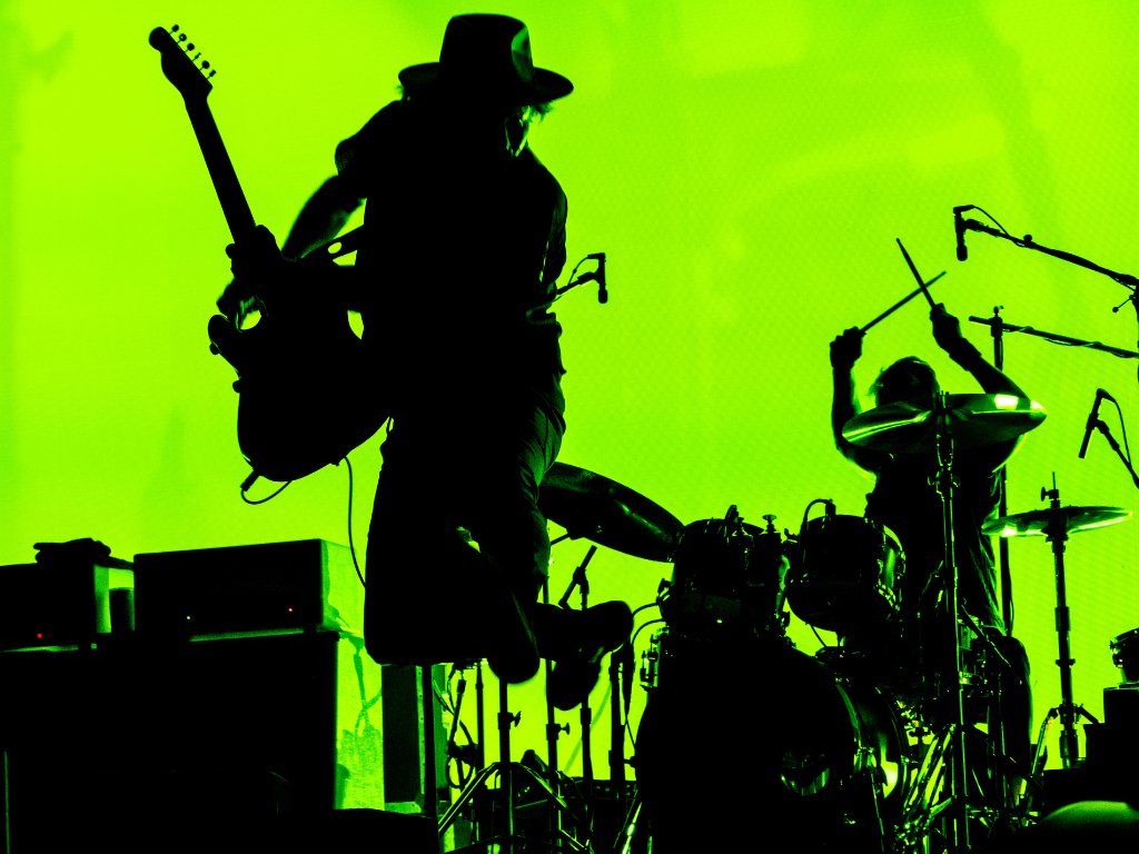 PearlJam's tweet photo. For Day Seven of #TenDaysOfPJ, take a virtual walk through photographer Geoff Whitman's Gallery and check out some exclusive photos from tour. 📸
https://t.co/dTH97rHPc9 https://t.co/O8PjXSxqUR