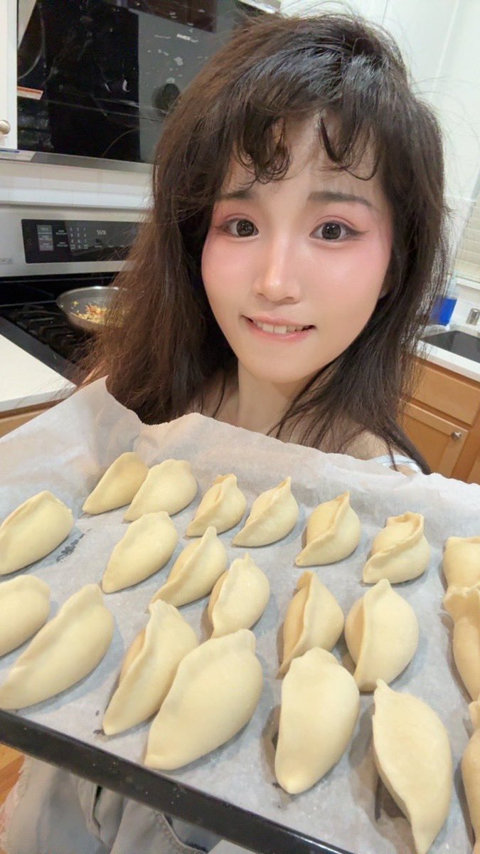 toxickbunny's tweet image. taught my community how to make dumplings, 馅儿饼，wontons and fried rice last night!!

Having late night deep talks tonight so come say hi :)

#cooking #homecook #TwitchStreamers