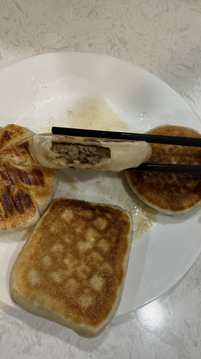 toxickbunny's tweet image. taught my community how to make dumplings, 馅儿饼，wontons and fried rice last night!!

Having late night deep talks tonight so come say hi :)

#cooking #homecook #TwitchStreamers