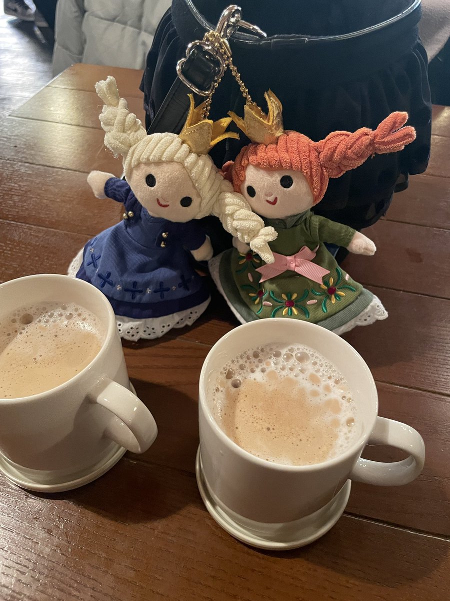 ne22co's tweet photo. 昨日は始発ディズニーシー🌊
リゾラが動き出す前に歩いて行き、6時から並んだけど、アナ雪取れず😭

でも、娘ちゃんが前回のって凄く楽しかったって、また乗りたいって言ってたから絶対諦め��い気持ちで、1日中キャンセルチェックして、まさかの閉園30分前にキャンセルゲット🧚

クリスマスの魔法🪄 https://t.co/6P6ZH70JFu