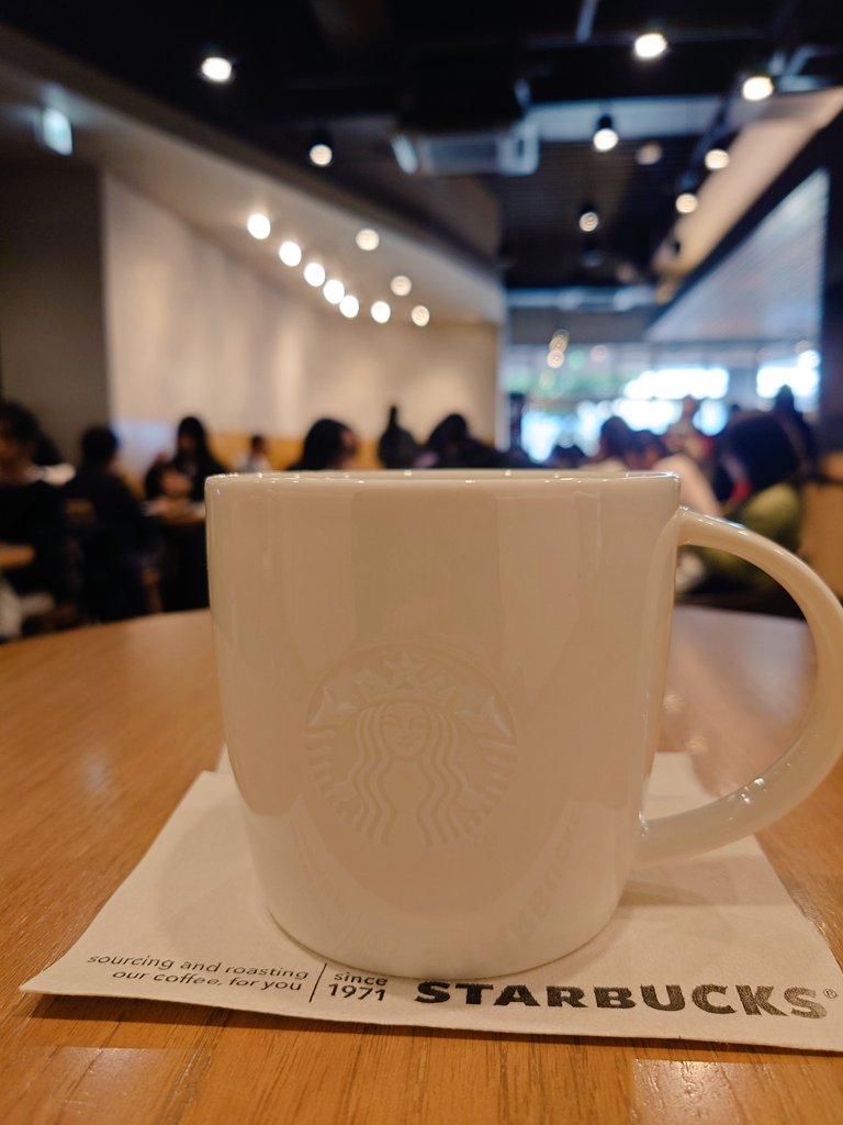 Cafe_sukki's tweet photo. ずっと家で作業してることが多いので、たまには外コーヒー☕

切磋琢磨出来る人で溢れている環境、ありがたし…！！✨

でも僕はもっといい男になりたい！！
 #コーヒー好きと繋がりたい  #スタバ
 #フリーランス https://t.co/glq5xJnHOC