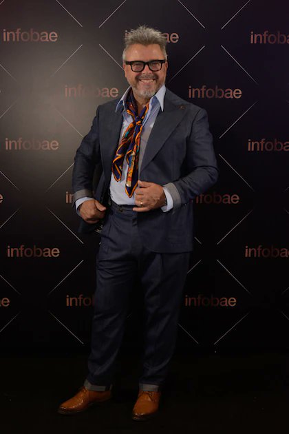 tmasnews's tweet image. El célebre chef Donato de Santis

Donato otro de los presentes que captó la atención de los fotógrafos, explicó su look: “Yo estoy vestido por mi amigo Leónidas, de Italia. Es un denim japonés con sastrería italiana”.

#look #MFModa