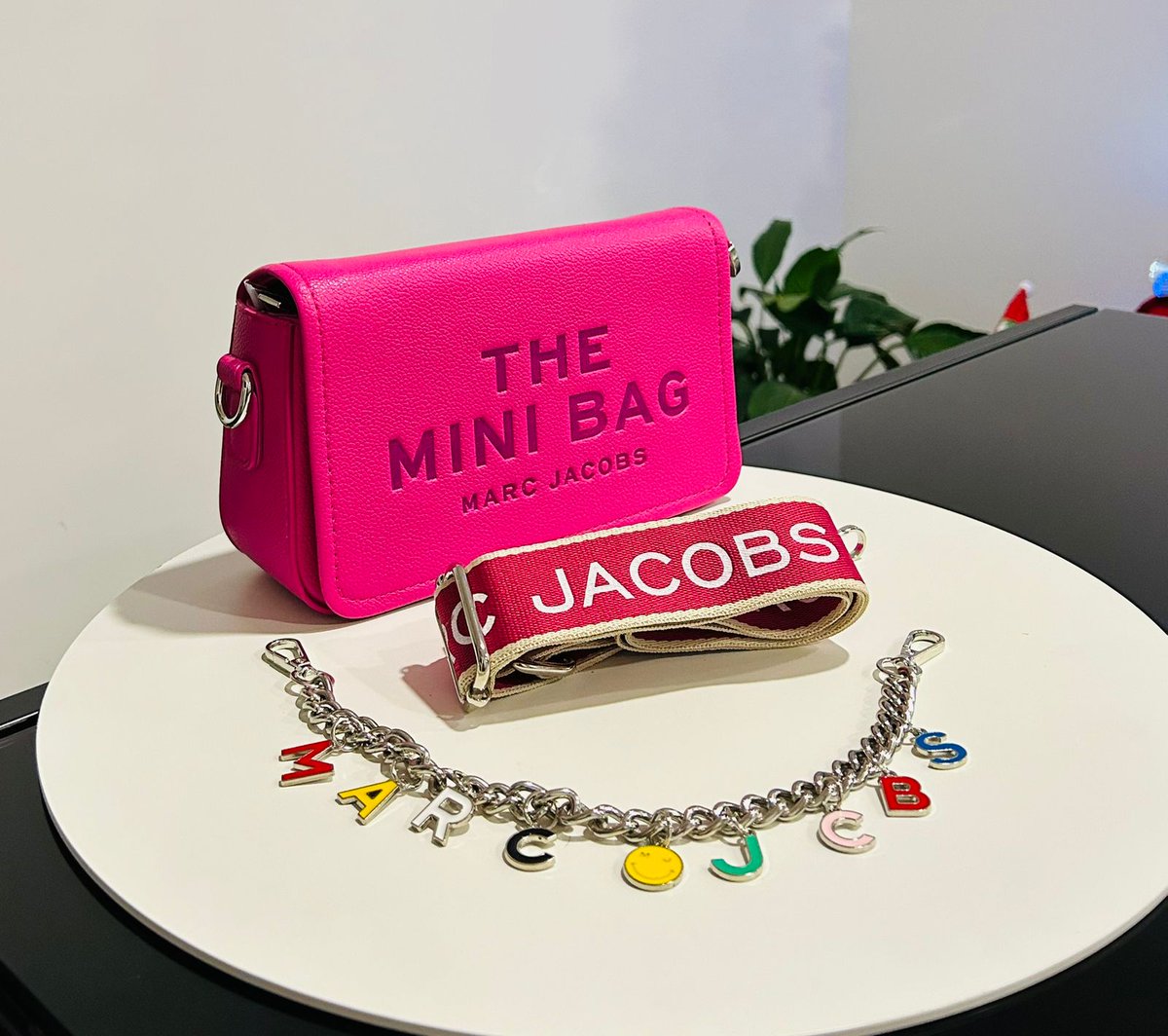 Estilo8819's tweet photo. 🎁🌟¡Está navidad, te lo mereces! 🌟🎁
Regálate una bolsa o joyería de lujo inspirada en las mejores marcas y celebra las fiestas con estilo. 
Porque está navidad, tu felicidad está en los detalles. 
¡Haz tu pedido!
👜📿#Regaloperfecto #Modadelujo #BolsasyJoyeriaconestilo https://t.co/6HqgIl0WVR