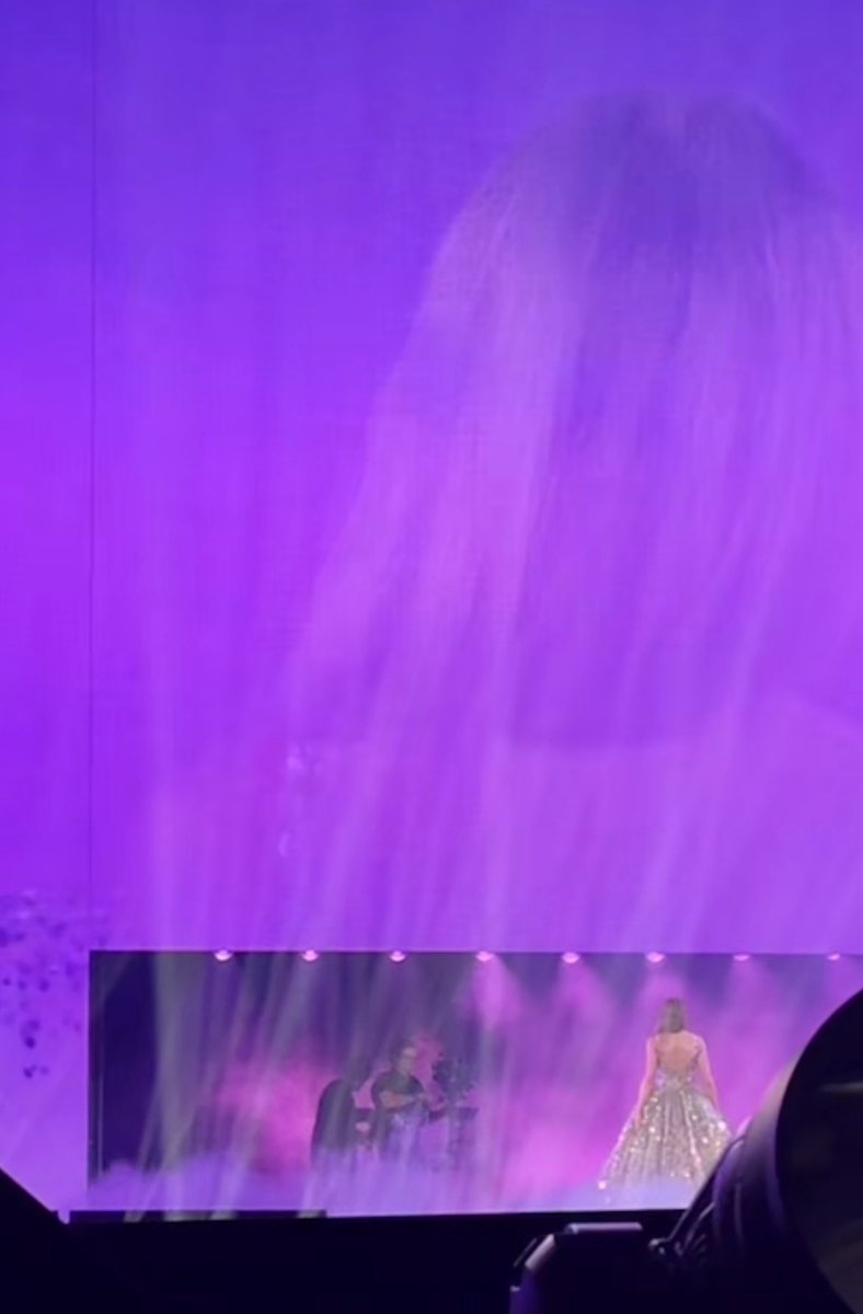 tsgcldrush's tweet photo. the camera people following her backstage. tour doc i am in you https://t.co/WRYENyEy9w
