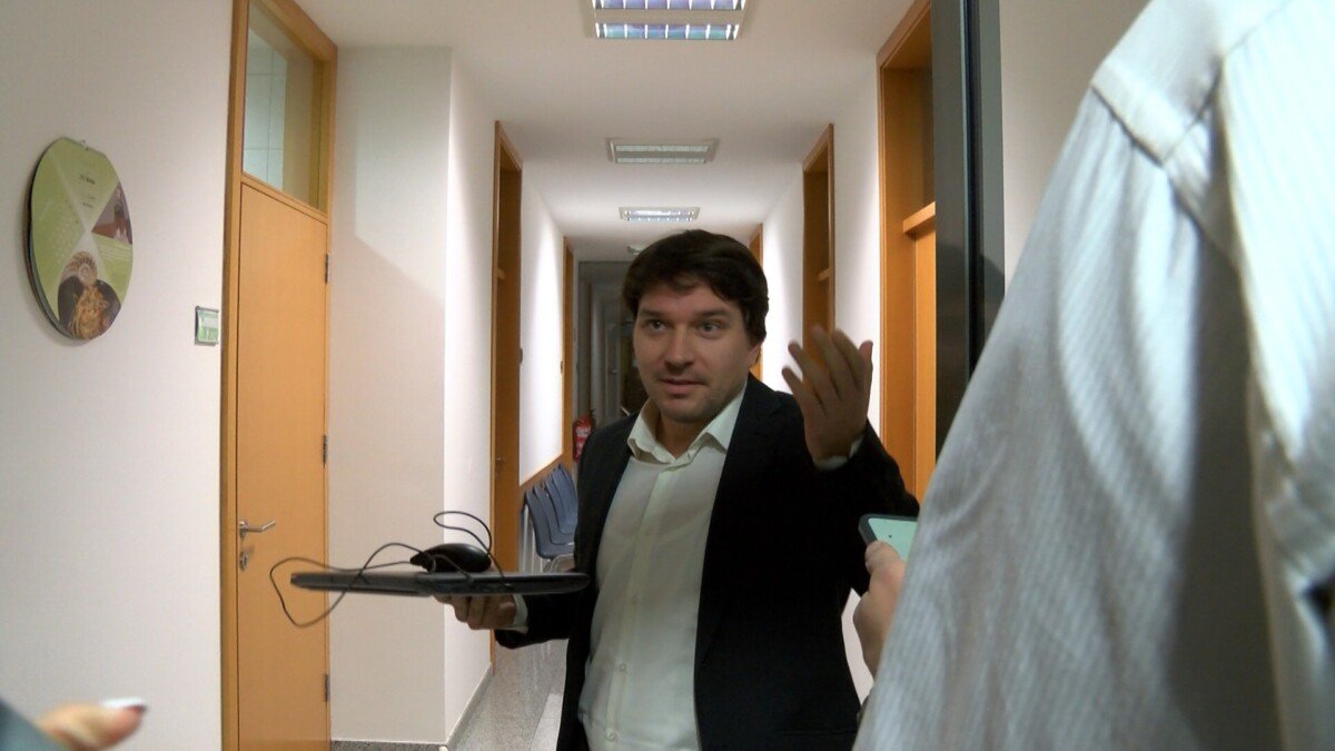 TopnewsSi's tweet photo. Afera: SDS-ov župan občine Dornava Matej Zorko zaradi domnevne spolne afere svetnikom sporočil, da bo odstopil
https://t.co/2Id8icRZFX https://t.co/BqoEStMqzs