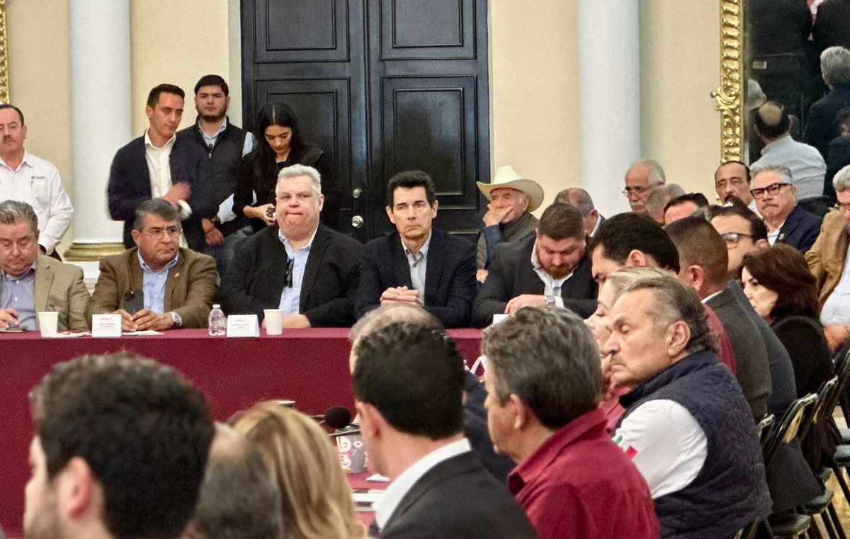 CanadeviSonora1's tweet photo. Presentes en la firma de convenio del programa de vivienda para el bienestar con el Gobernador @AlfonsoDurazo @RodrigoChvezC titular de @Conavi_mx
Y @OctavioRomero_O director gral. del @Infonavit para impulsar la vivienda del programa de la Presidenta @Claudiashein https://t.co/3J9naJjsCp
