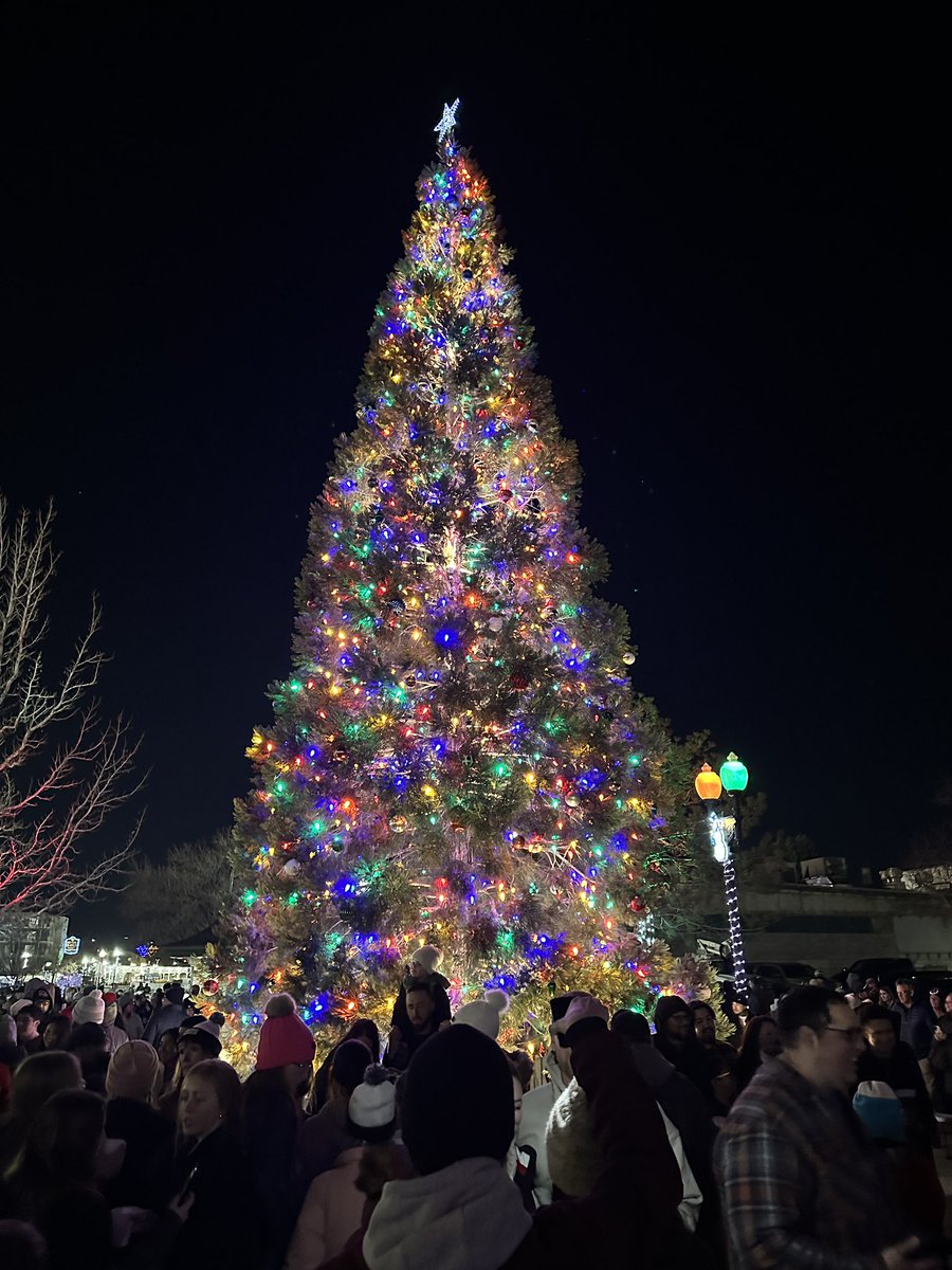 AbbottOgraphy's tweet photo. Our tree is lit down here in Victorian Square, and so is the Christmas spirit in Sparks! 🎄

Let it light up the way into the Christmas season of love, joy, and giving. 💚🧡 https://t.co/hKw7MjONrp