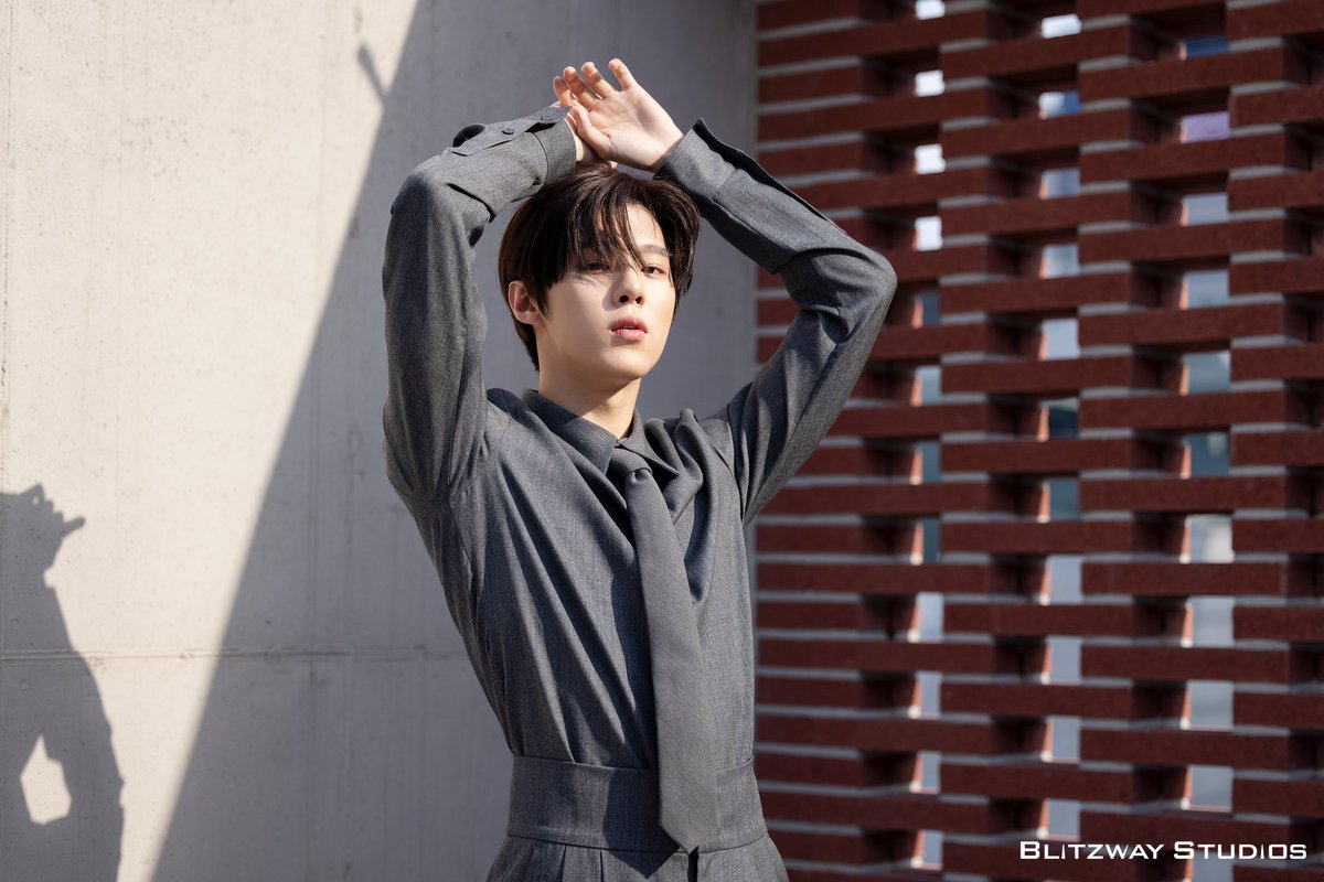 KWS_BLITZWAY's tweet image. 김우석 X ‘0교시는 인싸타임’ X 얼루어

그런 날 있잖아,
갤러리에 김우석 사진은 있지만
괜히 떼쓰며 무작정 새로운 김우석 사진만 가지고 싶은..
그런 날

💝

#김우석 #KimWooSeok 
#0교시는인싸타임 #강우빈