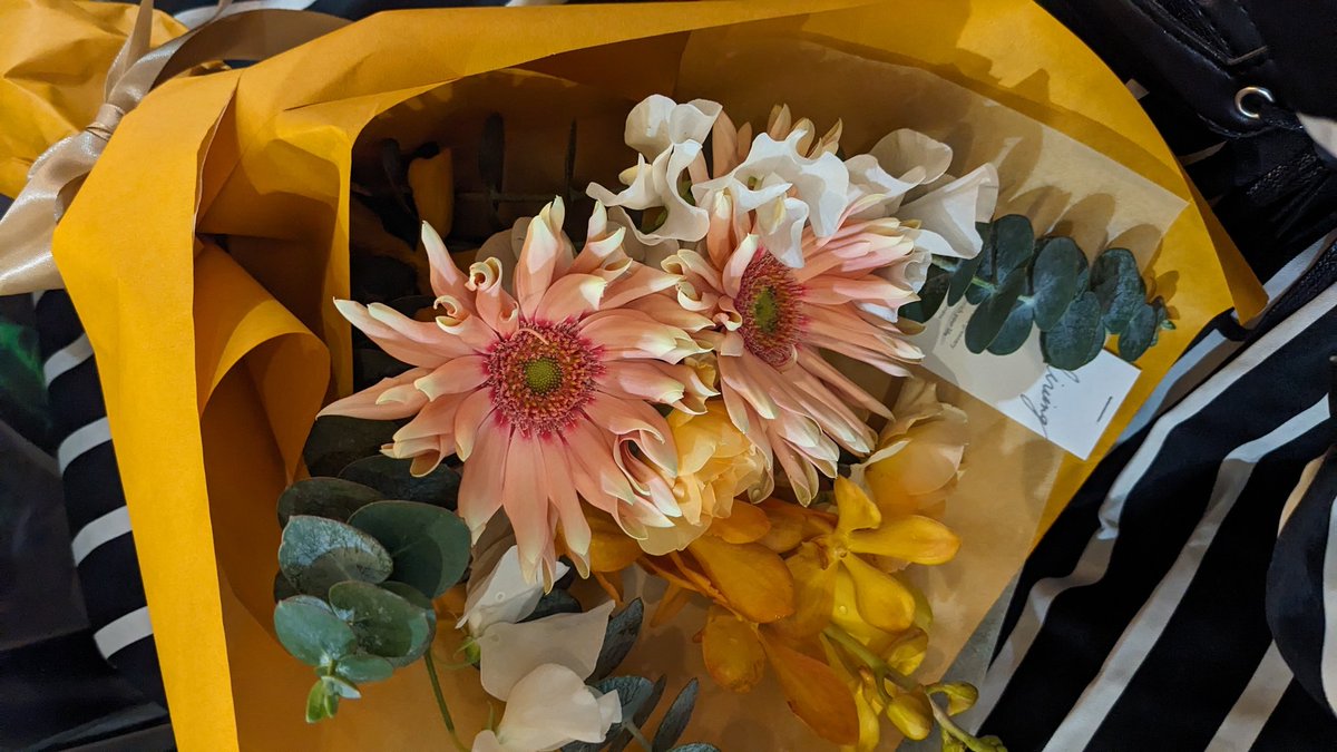 In a Destroyed World
在廊中です☻

ヨウさん(<a href="/yohyoh0806/">ニシカワヨウ</a>)と秘書さん(<a href="/_Hi_SyO_/">秘書</a>)ご来院されお花を頂戴しましたꕤ…˖*
ありがとうございます✧︎*