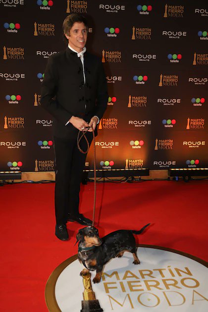 tmasnews's tweet image. Roberto Funes Ugarte sorprendió con un saco vintage intervenido para resaltar su valor. La prenda incluía una imagen de su perro “El Funes” bordada en hilo de seda japonesa negra en la espalda, mientras que su figura también estaba presente en los botones.

#look #MFModa