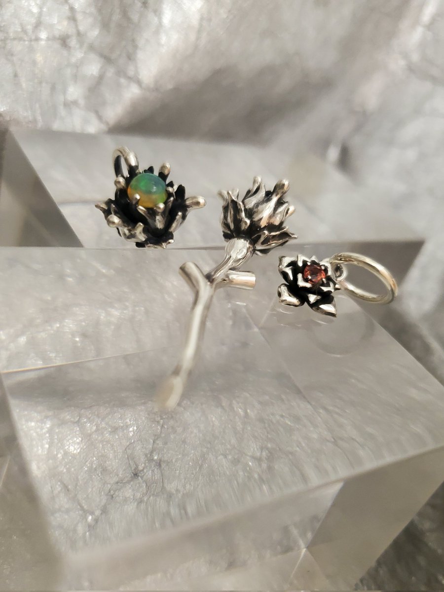 StarGardenSG_u's tweet photo. 【Astra Libio】
"Biophilia"
『 T-92 』BlueTopaz ¥22000-
『 T-93 』Opal ¥16500-
『 T-94 』Andesine ¥13200-
火花を散らせ　研ぎ澄ませ
これからの情報は激しくアツい
乞う御期待…
Designer in Store Event
2024.12.28(sat) &amp; 2024.12.29(sun)
何が起こる？　何かが起こる！
早くお知らせしたい… https://t.co/fj9oygasOe