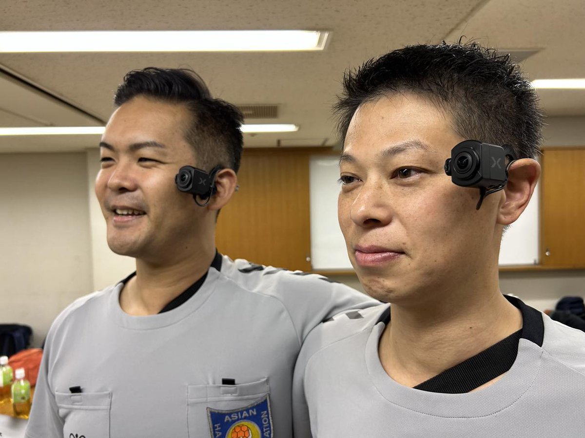 dougajidai's tweet photo. ＪＨＡ日本ハンドボール協会では、男子の日本選手権の準決勝～決勝の３試合で、 レフェリーの耳元に「小型カメラ」を装着。  

レフェリー目線の迫力ある映像を配信に乗せ、ハンドボールの魅力を世界に伝える、初めての取り組みを実験的に行います。 

この小型カメラは、大手メーカーが開発したもので、重さは約30グラム。  

非常に強い「手振れ防止機能」が備わっているため、動きの激しい場面でも、極めて安定した映像を撮影することが可能です。  

大手メーカーでは、会場となるエディオンアリーナ大阪に、専用の無線基地局、いわゆる「ローカル5G」を設営。  

この無線基地局からの電波を使って、コートレベルの映像を、動画時代の配信席に送ります。  

大手メーカーによると、実際の競技の配信に、このカメラからの映像が使われるのは初めてということです。

 ＪＨＡの福島亮一（ふくしま・りょういち）審判長は「より魅力ある配信をお届けするために、レフェリーとして貢献できることがあるのではないかと思い、挑戦してみることになりました。撮影した映像は残るので、レフェリーの技術レベルの向上にも繋がるものと期待しております」と話しています。