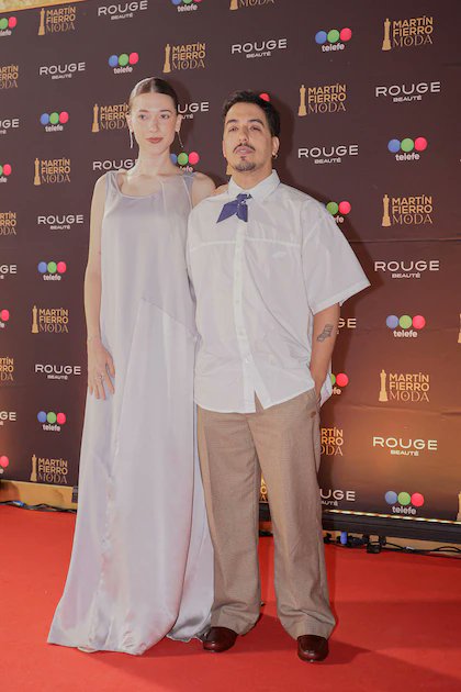 tmasnews's tweet image. Nacho Elizalde y su paso por los Martín Fierro de la Moda con un look de la estilista Kati Vara

Nacho Elizalde vistió un look asesorado por Kati Vara. El conjunto destacó por su estilo relajado y contemporáneo.

#look #MFModa