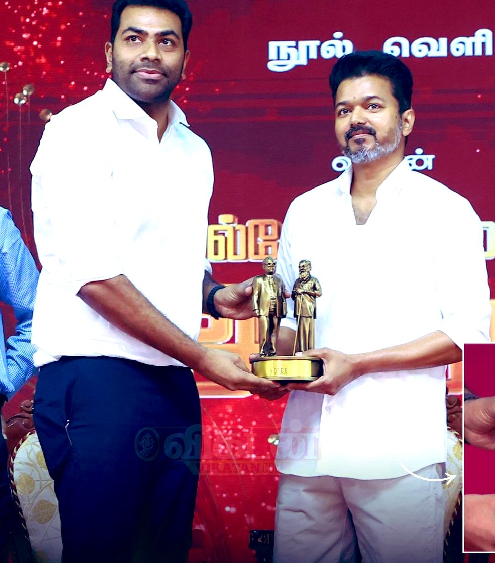 Imtweetygoose's tweet photo. ஒருத்தன் லாட்டரி டிக்கெட் விக்குறவன்

இன்னொருத்தன் blackல டிக்கெட் விக்குறவன்

இரண்டும் சேந்து ஊ��லை ஒழிக்க போகுதாம்

இதுகளுக்கு 🔥 விட ஒரு முட்டாள் கூட்டம் வேற 🤣

#Vijay 🤡 | #Adhavarjuna https://t.co/PS2OmPn9qi