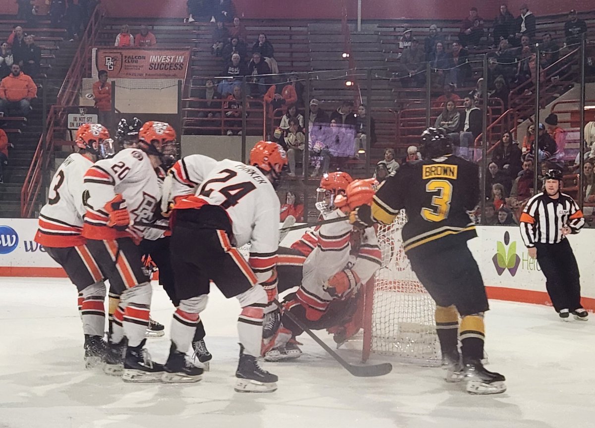TerryBurton92's tweet image. Falcons at Mankato tonight. @BGSUHKY will be looking to keep this one low scoring.  Goals will be at a premium and BG will need a great defensive performance.  #LockItDown