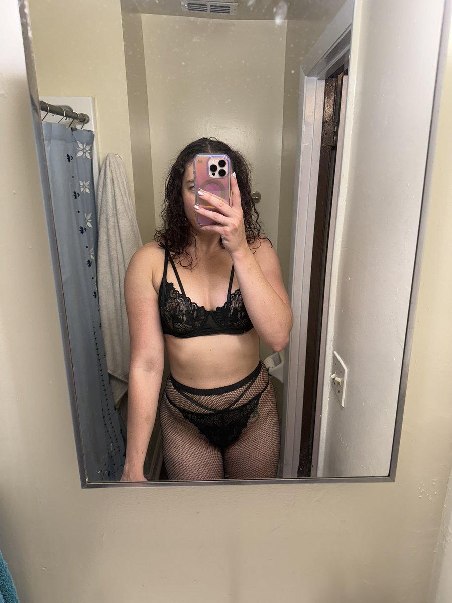 Lizzyyfit's tweet photo. @rubythecutie2 We're both in black!🖤 https://t.co/M3ak1fLRX6