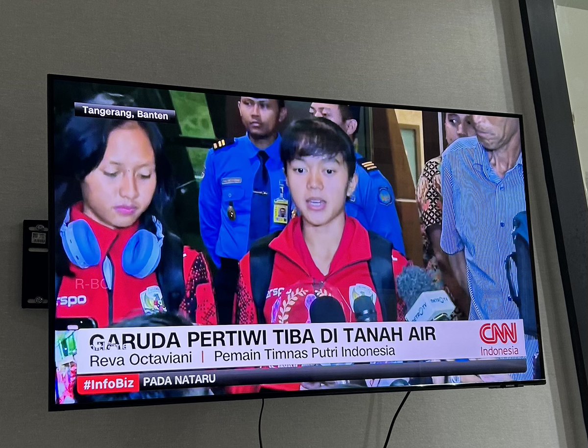 TheOproject's tweet photo. Salut untuk Timnas Putri Indonesia yg menjadi Juara AFF 2024! Namun sedih sekali mendengar bhw ketika mereka tiba di Jakarta tak ada pejabat dari @PSSI maupun @KEMENPORA_RI yang menyambut mereka. Dunia olahraga kita memang masih sangat seksis. #AFF #timnas https://t.co/Hc99MaViSa