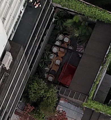 NoahsEraXL's tweet photo. Ok wait a minute...was there someone handling Liam's body before the forensics arrived? 

Those umbrellas were put up by the hotel people to prevent them from seeing what was below from above. 

When the police arrived, they put up a tent to cover Liam. 

That means this video is from before the police arrived.... 

So why is someone contaminating the scene and for what reason? 

THEY WERE SUPPOSED TO NOT MOVE THE BODY UNTIL THE EXPERTS ARRIVED

The second photo is from when the police had already arrived. 

They moved Liam before the expert report arrived!!!

#LiamPayne #JusticeForLiam #JusticeForLiamPayne #JusticiaParaLiam #JusticaParaLiamPayne