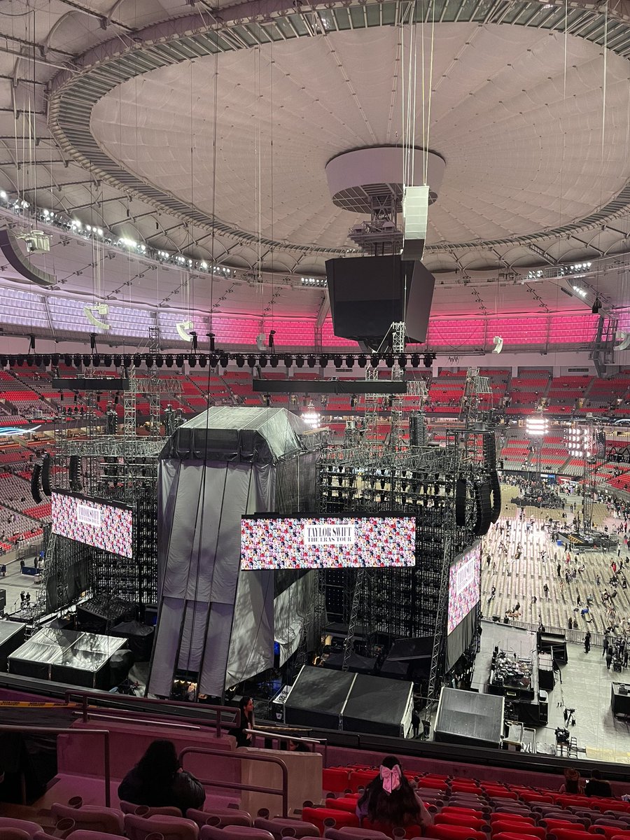 bellakathv's tweet photo. WE HAVE A SCREEN!!! 😭 view from section 426 @taylornation13 @erastourticks @Eras_Resale https://t.co/O2ivRxh2Qu