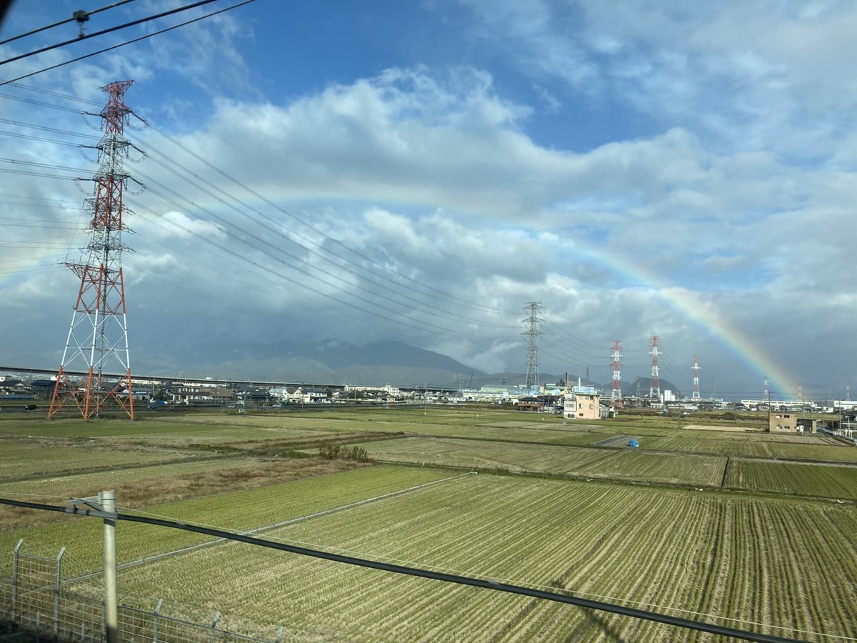 0900QOO's tweet photo. 今日は初孫の1歳のお祝いで神戸へ🚄岐阜羽島でこん大きな虹に🌈おめでたいです🎉 https://t.co/byjNkPrjVC