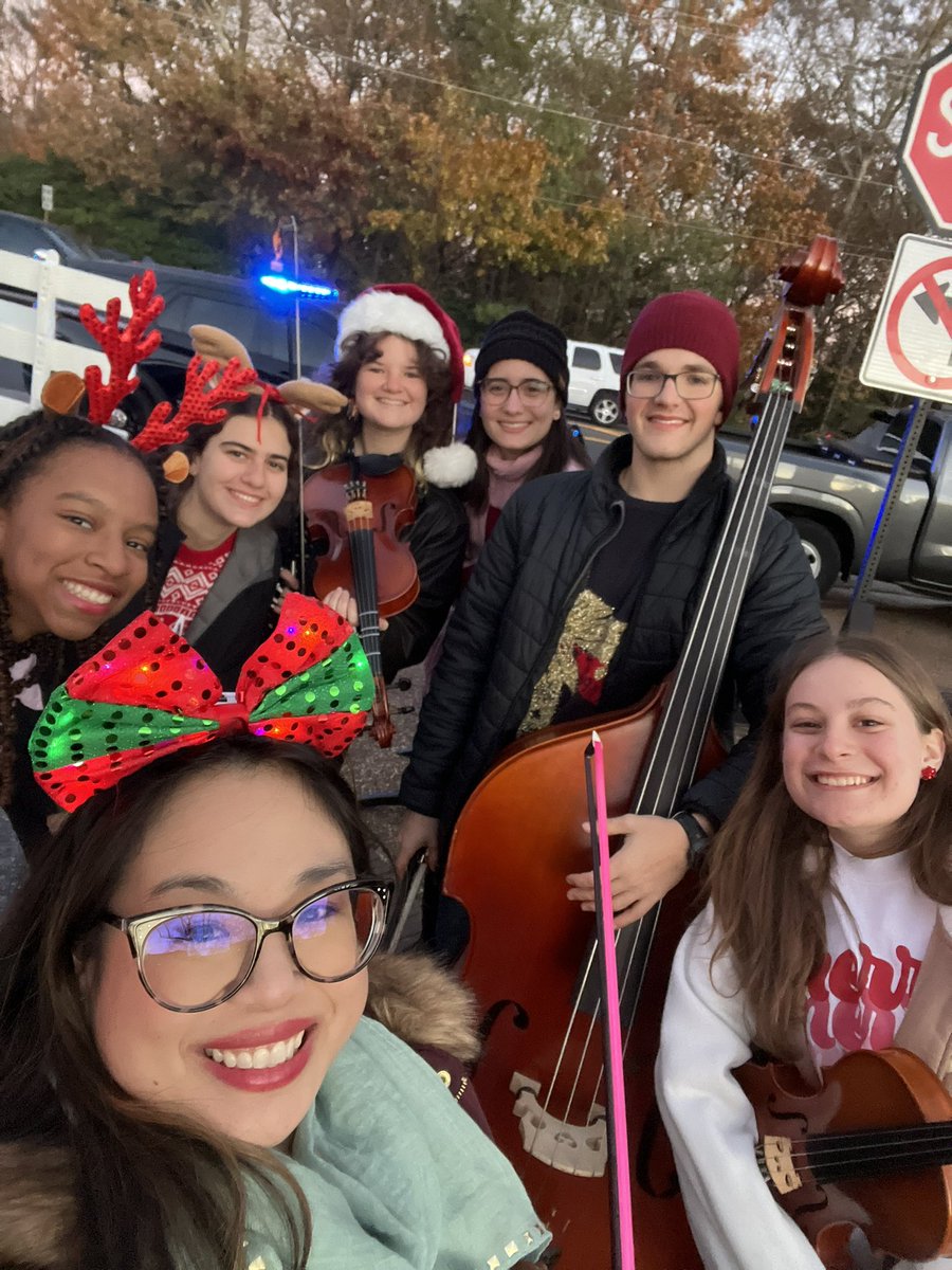 OrchestraRHS's tweet photo. RHS Orchestra helping out the @CMShuskypride Chamber Orchestra tonight at the @CityofRoswellGA Christmas Tree Lighting! 🎄💚🖤🎻 https://t.co/svAYSB0VXb