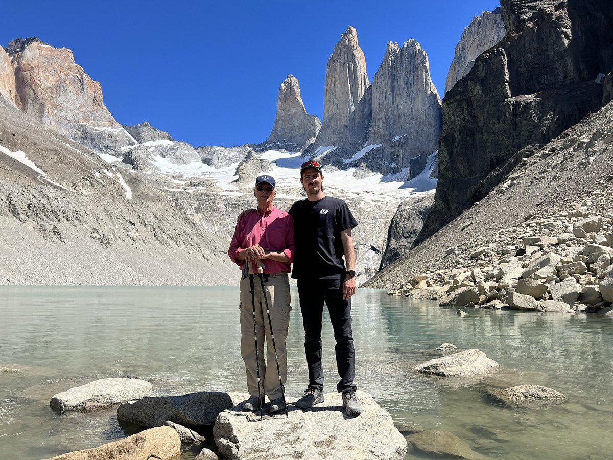 SimonRamosMe's tweet photo. Dia 7.

Subimos a las Torres Del Paine!! 
Nos despertamos 5:30 con un día completamente despejado. 
Comenzamos la subida y todo parecía lejano. Después de 5hs 15m llegamos. 
Valga la redundancia 78 años y subio 1040 mts de altura y 11km totales. Pero lo valió.. https://t.co/nvlziK1VFS