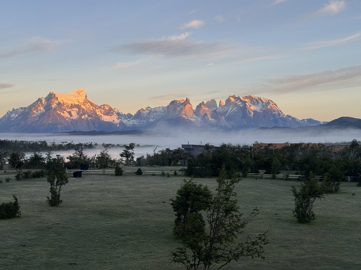SimonRamosMe's tweet photo. Dia 7.

Subimos a las Torres Del Paine!! 
Nos despertamos 5:30 con un día completamente despejado. 
Comenzamos la subida y todo parecía lejano. Después de 5hs 15m llegamos. 
Valga la redundancia 78 años y subio 1040 mts de altura y 11km totales. Pero lo valió.. https://t.co/nvlziK1VFS