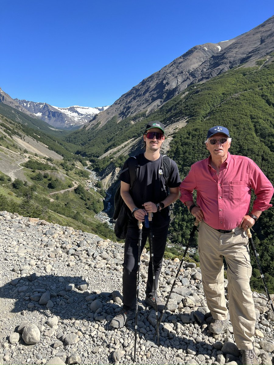 SimonRamosMe's tweet photo. Dia 7.

Subimos a las Torres Del Paine!! 
Nos despertamos 5:30 con un día completamente despejado. 
Comenzamos la subida y todo parecía lejano. Después de 5hs 15m llegamos. 
Valga la redundancia 78 años y subio 1040 mts de altura y 11km totales. Pero lo valió.. https://t.co/nvlziK1VFS