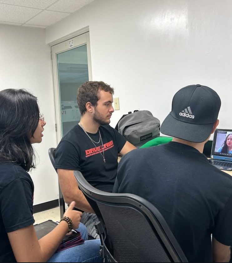 CaveLabz's tweet photo. ⚙️Ya mismo el semestre se acaba pero nosotros seguimos activos!! 

El pasado 3 de diciembre estuvimos conversando con Thalia Curbelo, quien nos hizo una gran entrevista sobre lo que hemos aprendido y logrado este sesmtre en el Cavelab. Agradecemos muchísimo la oportunidad☺️💪. https://t.co/im3rIRxs4u