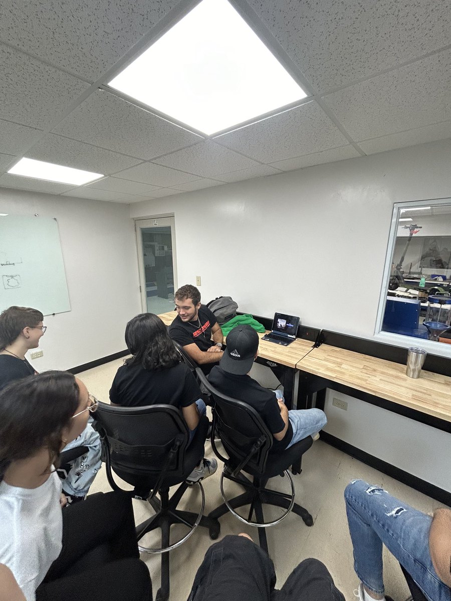 CaveLabz's tweet photo. ⚙️Ya mismo el semestre se acaba pero nosotros seguimos activos!! 

El pasado 3 de diciembre estuvimos conversando con Thalia Curbelo, quien nos hizo una gran entrevista sobre lo que hemos aprendido y logrado este sesmtre en el Cavelab. Agradecemos muchísimo la oportunidad☺️💪. https://t.co/im3rIRxs4u