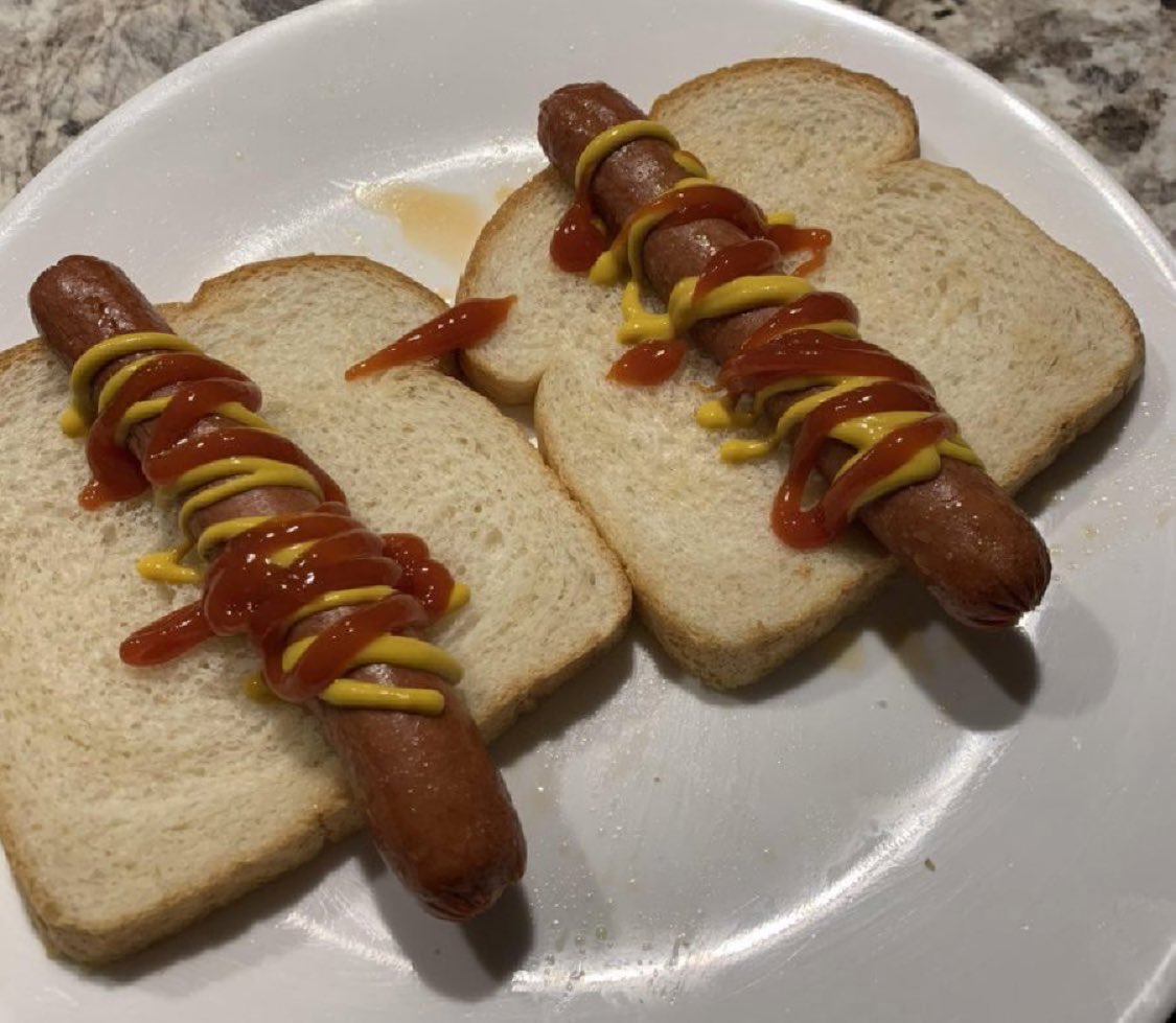 couchstlrs900's tweet image. Is it ever acceptable to use Bread as a hot dog bun?