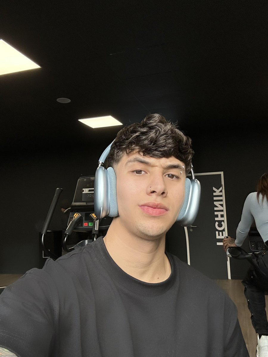 LewisBravo12's tweet photo. 🤪🤘🏻 https://t.co/b2guR7npzX