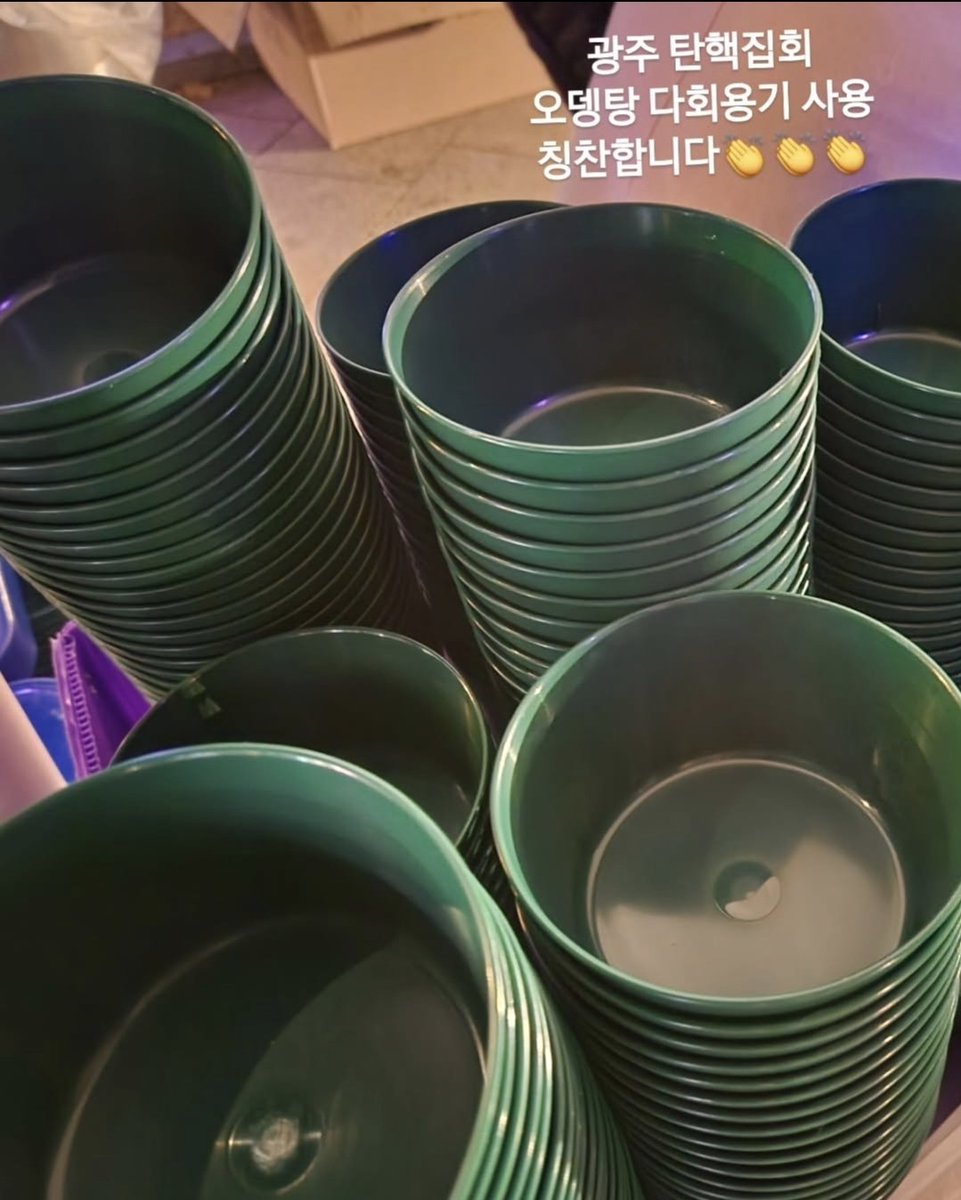 광주 집회 짬바 어나더인게
식사 무료 제공 해주시면서 다회용 용기 쓰심.
몇 백 명이 올지도 모르는데 그 수고로움을 당연하게 안고가심