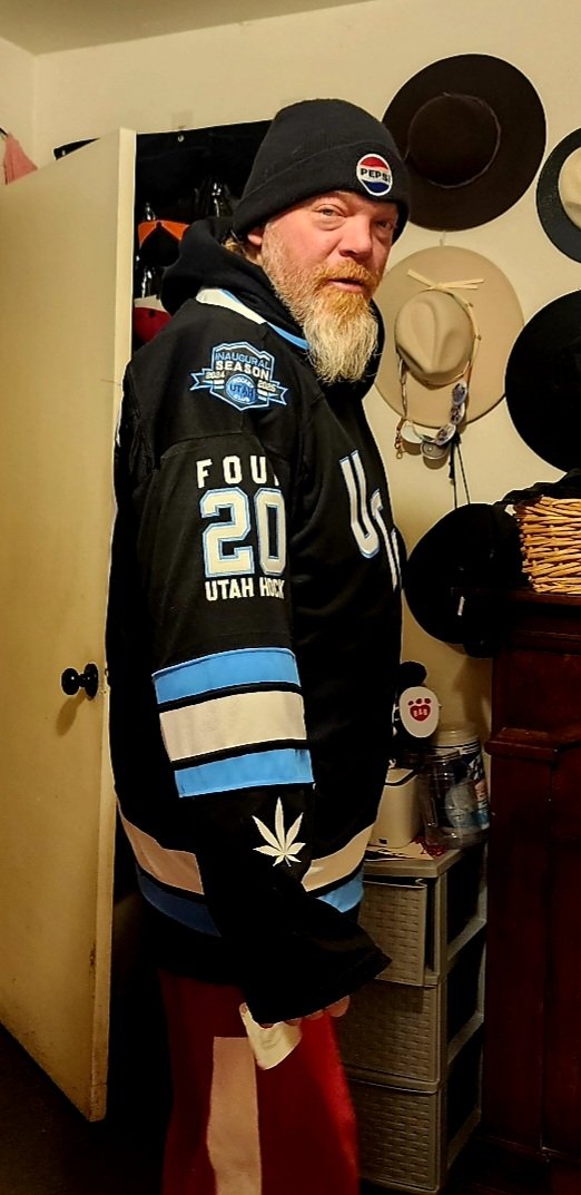 SoJoBmanUtefan's tweet image. Here's some pics of the #UtahHC Sweater my best friend Mel ordered for me and cuatomized for my Christmas present. Her company #MoJoPrinting is great! She does the best work and always on time! TY Mel you're the best ❤️👊 #420 #FourTwenty #UtahHock